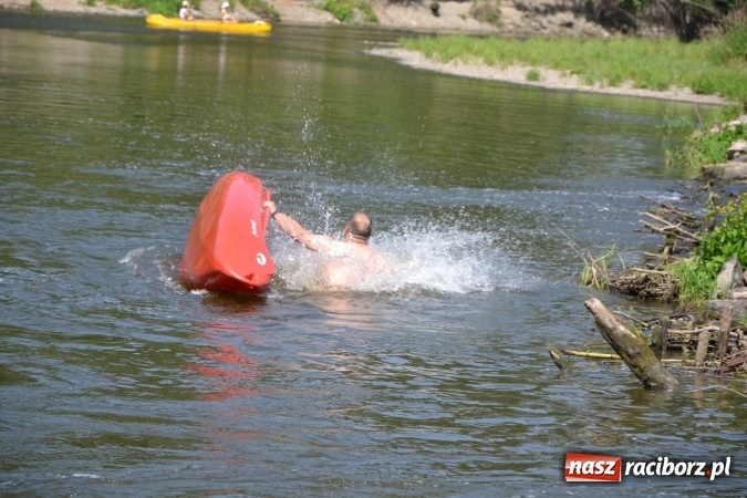 Zdjęcie w galerii na portalu naszraciborz.pl: Graniczne meandry otwarte. Gmina Krzyżanowice i miasto Bogumin oficjalnie rozpoczęli sezon wodniacki  wiadomości z regionu