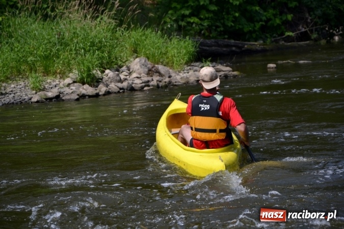 Zdjęcie w galerii na portalu naszraciborz.pl: Graniczne meandry otwarte. Gmina Krzyżanowice i miasto Bogumin oficjalnie rozpoczęli sezon wodniacki  wiadomości z regionu