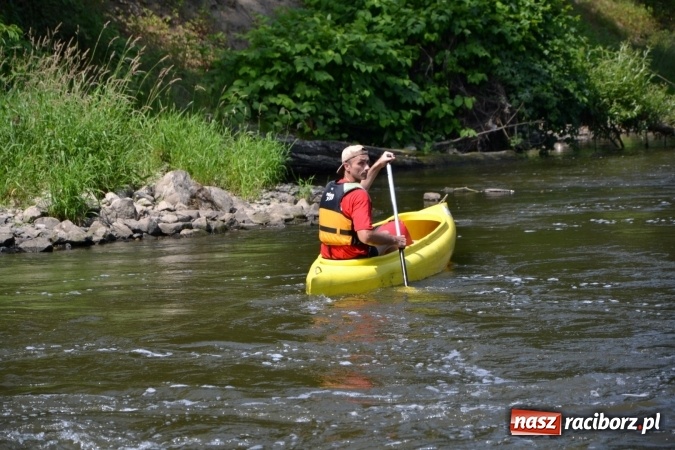 Zdjęcie w galerii na portalu naszraciborz.pl: Graniczne meandry otwarte. Gmina Krzyżanowice i miasto Bogumin oficjalnie rozpoczęli sezon wodniacki  wiadomości z regionu