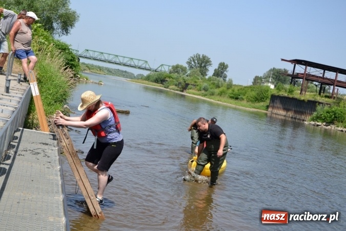 Zdjęcie w galerii na portalu naszraciborz.pl: Graniczne meandry otwarte. Gmina Krzyżanowice i miasto Bogumin oficjalnie rozpoczęli sezon wodniacki  wiadomości z regionu