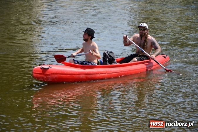 Zdjęcie w galerii na portalu naszraciborz.pl: Graniczne meandry otwarte. Gmina Krzyżanowice i miasto Bogumin oficjalnie rozpoczęli sezon wodniacki  wiadomości z regionu