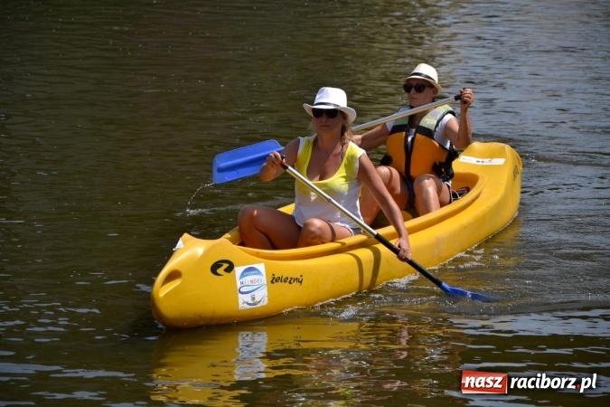 Zdjęcie w galerii na portalu naszraciborz.pl: Graniczne meandry otwarte. Gmina Krzyżanowice i miasto Bogumin oficjalnie rozpoczęli sezon wodniacki  wiadomości z regionu