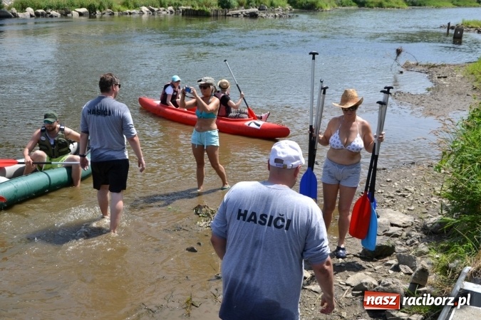 Zdjęcie w galerii na portalu naszraciborz.pl: Graniczne meandry otwarte. Gmina Krzyżanowice i miasto Bogumin oficjalnie rozpoczęli sezon wodniacki  wiadomości z regionu