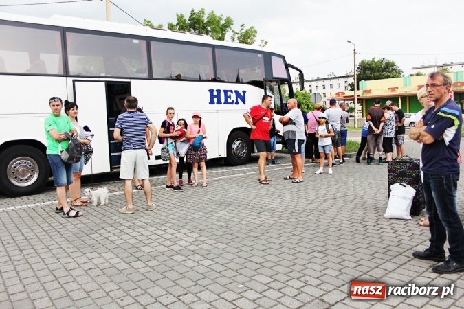 Zdjęcie w galerii na portalu naszraciborz.pl: Pierwszy turnus już w drodze do Pleśnej wiadomości z regionu