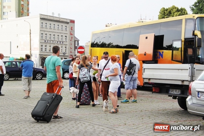 Zdjęcie w galerii na portalu naszraciborz.pl: Pierwszy turnus już w drodze do Pleśnej wiadomości z regionu