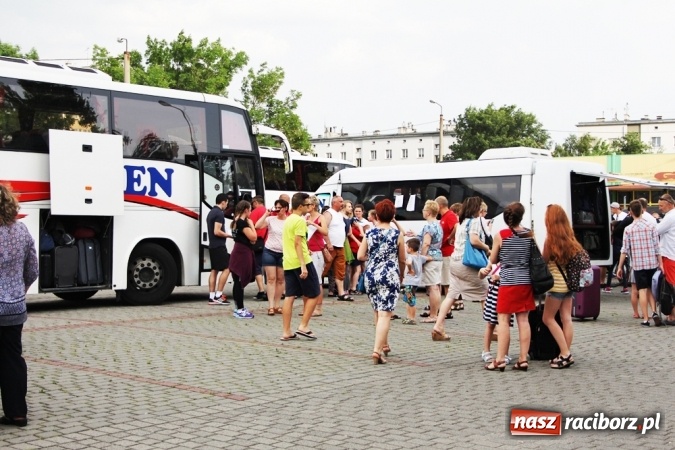 Zdjęcie w galerii na portalu naszraciborz.pl: Pierwszy turnus już w drodze do Pleśnej wiadomości z regionu