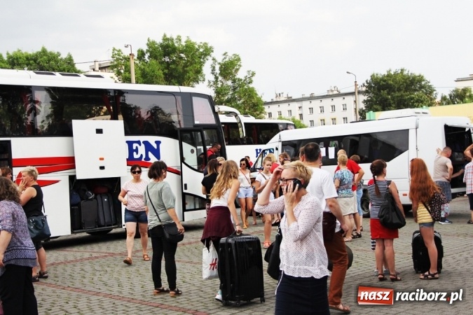Zdjęcie w galerii na portalu naszraciborz.pl: Pierwszy turnus już w drodze do Pleśnej wiadomości z regionu