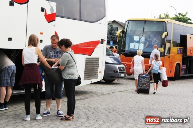 Zdjęcie w galerii na portalu naszraciborz.pl: Pierwszy turnus już w drodze do Pleśnej wiadomości z regionu