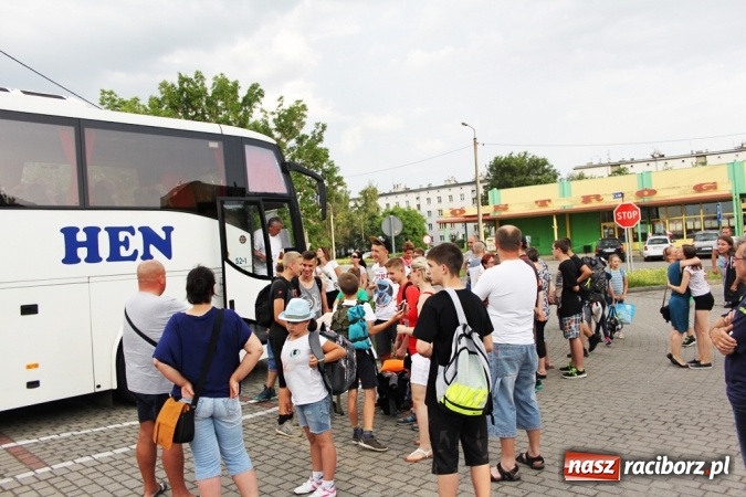 Zdjęcie w galerii na portalu naszraciborz.pl: Pierwszy turnus już w drodze do Pleśnej wiadomości z regionu