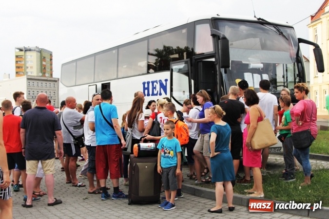 Zdjęcie w galerii na portalu naszraciborz.pl: Pierwszy turnus już w drodze do Pleśnej wiadomości z regionu