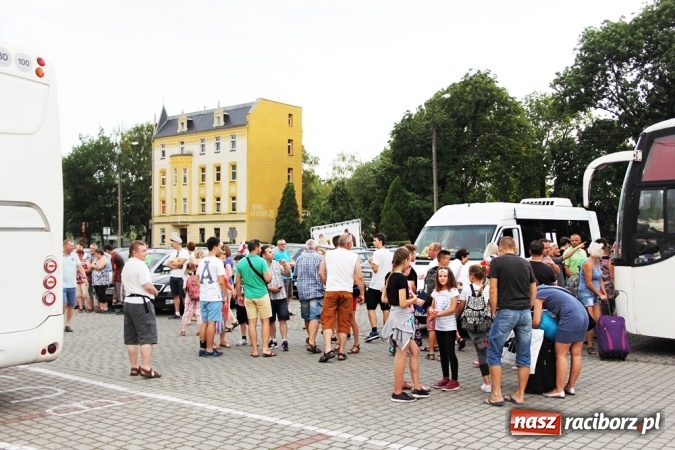 Zdjęcie w galerii na portalu naszraciborz.pl: Pierwszy turnus już w drodze do Pleśnej wiadomości z regionu