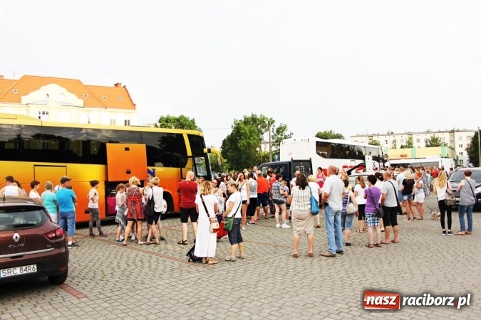 Zdjęcie w galerii na portalu naszraciborz.pl: Pierwszy turnus już w drodze do Pleśnej wiadomości z regionu