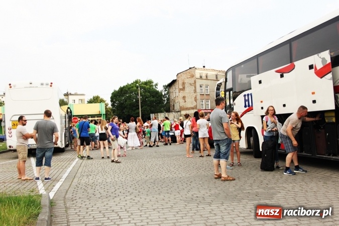 Zdjęcie w galerii na portalu naszraciborz.pl: Pierwszy turnus już w drodze do Pleśnej wiadomości z regionu