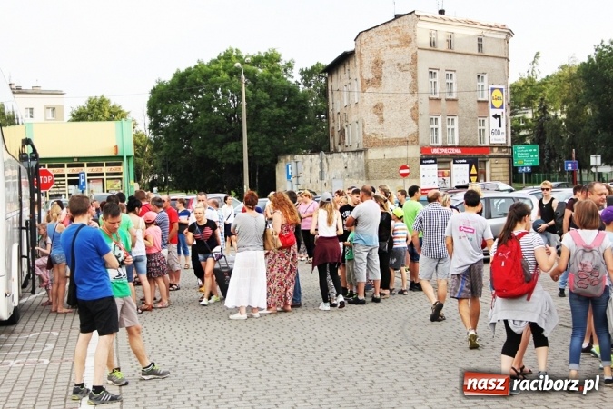 Zdjęcie w galerii na portalu naszraciborz.pl: Pierwszy turnus już w drodze do Pleśnej wiadomości z regionu
