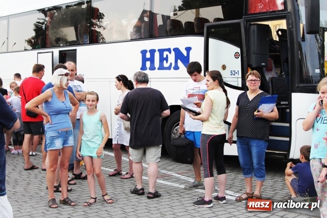 Zdjęcie w galerii na portalu naszraciborz.pl: Pierwszy turnus już w drodze do Pleśnej wiadomości z regionu