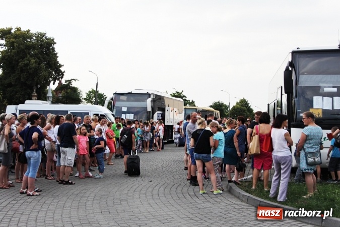 Zdjęcie w galerii na portalu naszraciborz.pl: Pierwszy turnus już w drodze do Pleśnej wiadomości z regionu