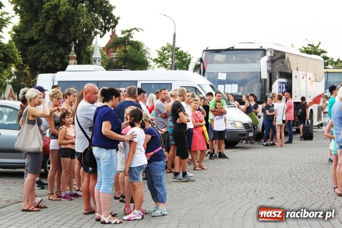 Zdjęcie w galerii na portalu naszraciborz.pl: Pierwszy turnus już w drodze do Pleśnej wiadomości z regionu