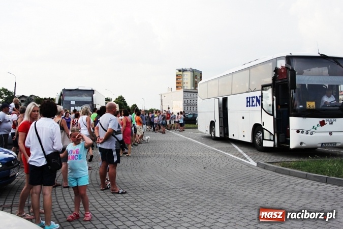 Zdjęcie w galerii na portalu naszraciborz.pl: Pierwszy turnus już w drodze do Pleśnej wiadomości z regionu
