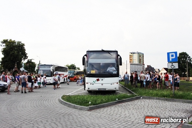 Zdjęcie w galerii na portalu naszraciborz.pl: Pierwszy turnus już w drodze do Pleśnej wiadomości z regionu