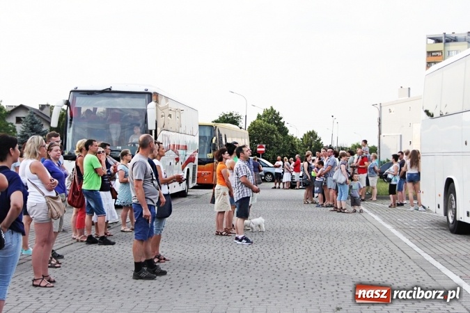 Zdjęcie w galerii na portalu naszraciborz.pl: Pierwszy turnus już w drodze do Pleśnej wiadomości z regionu