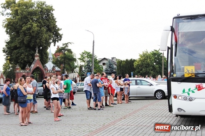 Zdjęcie w galerii na portalu naszraciborz.pl: Pierwszy turnus już w drodze do Pleśnej wiadomości z regionu