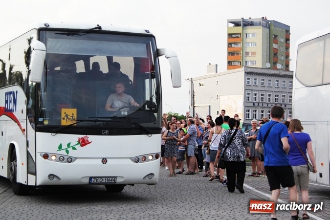 Zdjęcie w galerii na portalu naszraciborz.pl: Pierwszy turnus już w drodze do Pleśnej wiadomości z regionu