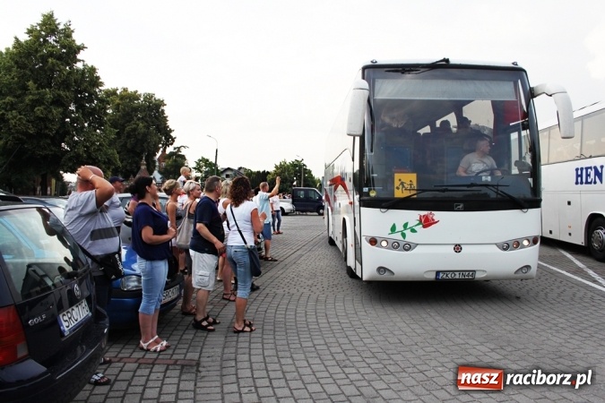 Zdjęcie w galerii na portalu naszraciborz.pl: Pierwszy turnus już w drodze do Pleśnej wiadomości z regionu