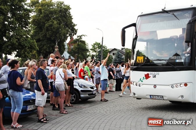Zdjęcie w galerii na portalu naszraciborz.pl: Pierwszy turnus już w drodze do Pleśnej wiadomości z regionu