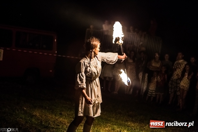 Zdjęcie w galerii na portalu naszraciborz.pl: Wianki, pochodnie i piosenki o miłości, czyli Noc Świętojańska w Kornicach wiadomości z regionu