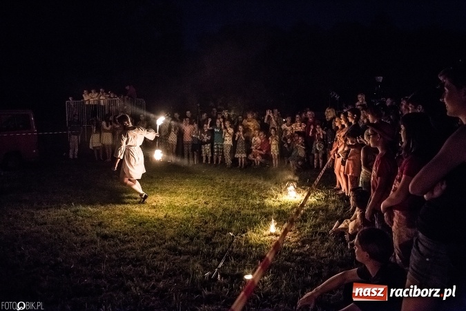 Zdjęcie w galerii na portalu naszraciborz.pl: Wianki, pochodnie i piosenki o miłości, czyli Noc Świętojańska w Kornicach wiadomości z regionu