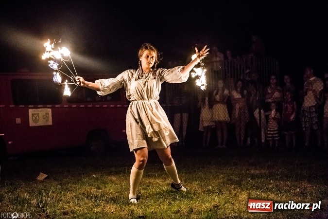 Zdjęcie w galerii na portalu naszraciborz.pl: Wianki, pochodnie i piosenki o miłości, czyli Noc Świętojańska w Kornicach wiadomości z regionu