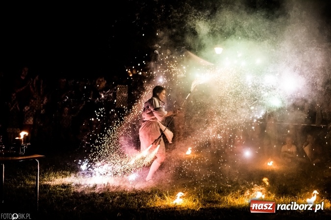Zdjęcie w galerii na portalu naszraciborz.pl: Wianki, pochodnie i piosenki o miłości, czyli Noc Świętojańska w Kornicach wiadomości z regionu