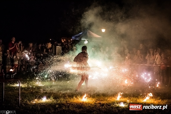 Zdjęcie w galerii na portalu naszraciborz.pl: Wianki, pochodnie i piosenki o miłości, czyli Noc Świętojańska w Kornicach wiadomości z regionu