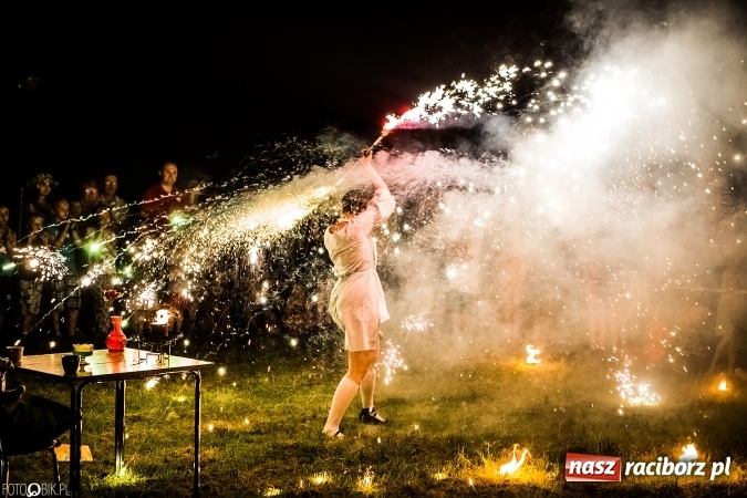 Zdjęcie w galerii na portalu naszraciborz.pl: Wianki, pochodnie i piosenki o miłości, czyli Noc Świętojańska w Kornicach wiadomości z regionu