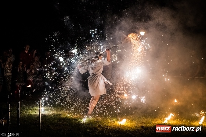 Zdjęcie w galerii na portalu naszraciborz.pl: Wianki, pochodnie i piosenki o miłości, czyli Noc Świętojańska w Kornicach wiadomości z regionu