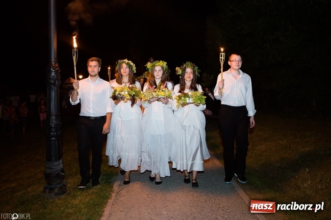 Zdjęcie w galerii na portalu naszraciborz.pl: Wianki, pochodnie i piosenki o miłości, czyli Noc Świętojańska w Kornicach wiadomości z regionu