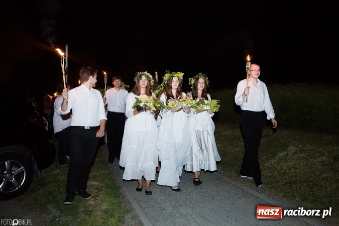 Zdjęcie w galerii na portalu naszraciborz.pl: Wianki, pochodnie i piosenki o miłości, czyli Noc Świętojańska w Kornicach wiadomości z regionu