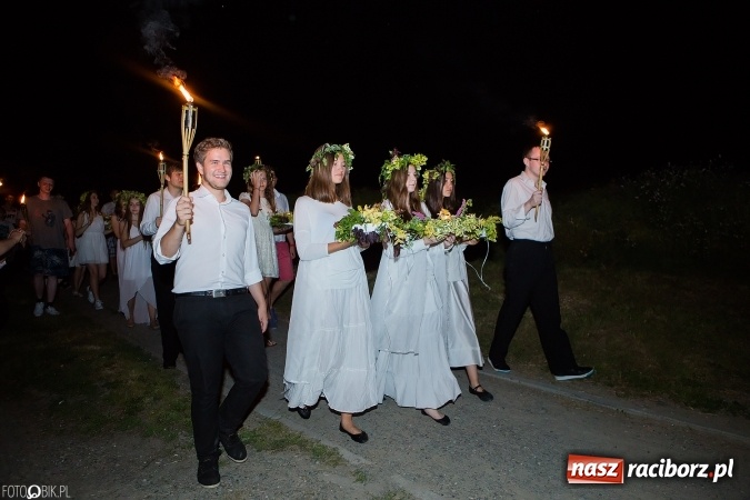 Zdjęcie w galerii na portalu naszraciborz.pl: Wianki, pochodnie i piosenki o miłości, czyli Noc Świętojańska w Kornicach wiadomości z regionu