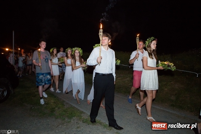 Zdjęcie w galerii na portalu naszraciborz.pl: Wianki, pochodnie i piosenki o miłości, czyli Noc Świętojańska w Kornicach wiadomości z regionu