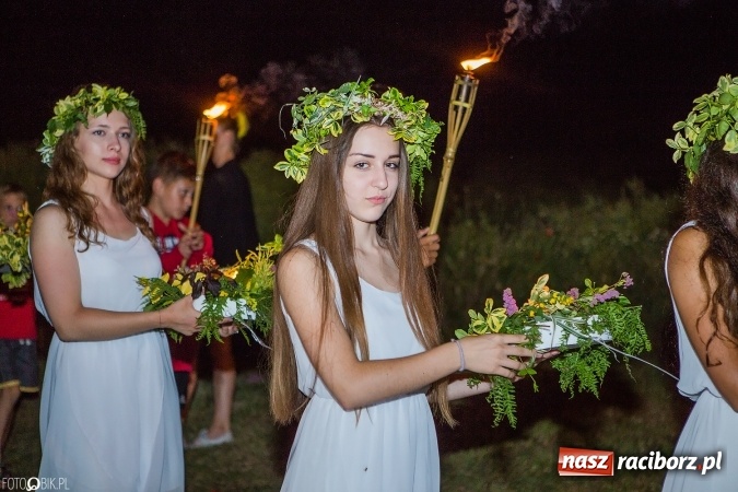 Zdjęcie w galerii na portalu naszraciborz.pl: Wianki, pochodnie i piosenki o miłości, czyli Noc Świętojańska w Kornicach wiadomości z regionu