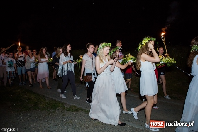 Zdjęcie w galerii na portalu naszraciborz.pl: Wianki, pochodnie i piosenki o miłości, czyli Noc Świętojańska w Kornicach wiadomości z regionu
