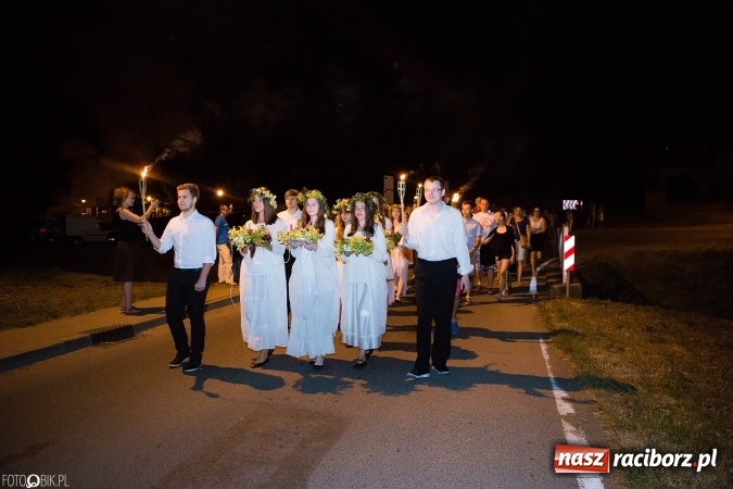 Zdjęcie w galerii na portalu naszraciborz.pl: Wianki, pochodnie i piosenki o miłości, czyli Noc Świętojańska w Kornicach wiadomości z regionu