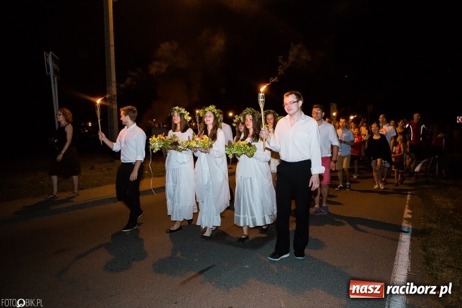 Zdjęcie w galerii na portalu naszraciborz.pl: Wianki, pochodnie i piosenki o miłości, czyli Noc Świętojańska w Kornicach wiadomości z regionu