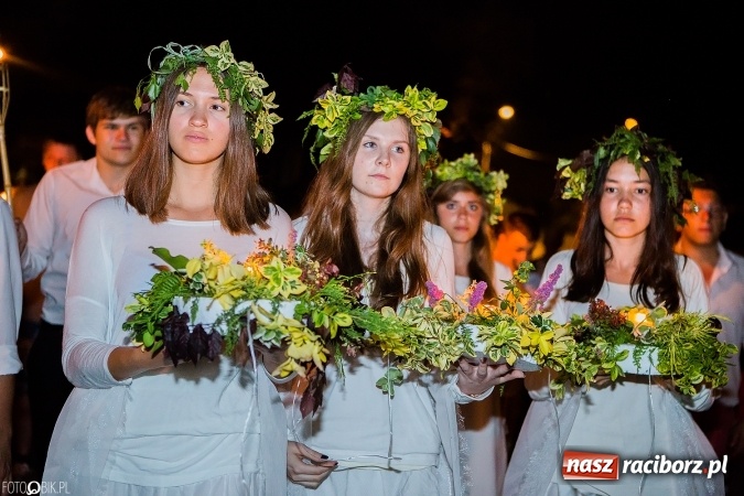 Zdjęcie w galerii na portalu naszraciborz.pl: Wianki, pochodnie i piosenki o miłości, czyli Noc Świętojańska w Kornicach wiadomości z regionu