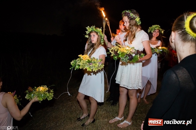 Zdjęcie w galerii na portalu naszraciborz.pl: Wianki, pochodnie i piosenki o miłości, czyli Noc Świętojańska w Kornicach wiadomości z regionu