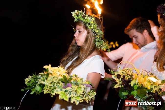 Zdjęcie w galerii na portalu naszraciborz.pl: Wianki, pochodnie i piosenki o miłości, czyli Noc Świętojańska w Kornicach wiadomości z regionu