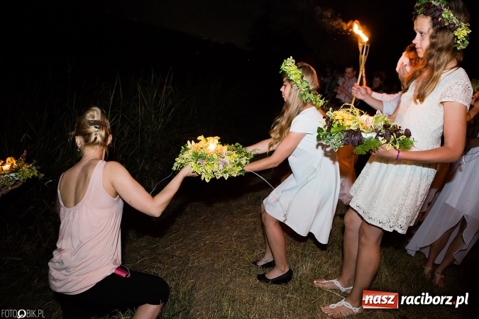 Zdjęcie w galerii na portalu naszraciborz.pl: Wianki, pochodnie i piosenki o miłości, czyli Noc Świętojańska w Kornicach wiadomości z regionu