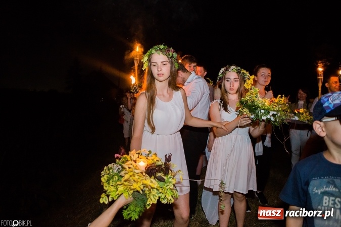 Zdjęcie w galerii na portalu naszraciborz.pl: Wianki, pochodnie i piosenki o miłości, czyli Noc Świętojańska w Kornicach wiadomości z regionu