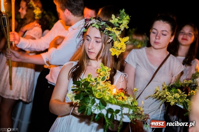 Zdjęcie w galerii na portalu naszraciborz.pl: Wianki, pochodnie i piosenki o miłości, czyli Noc Świętojańska w Kornicach wiadomości z regionu