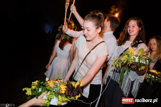 Zdjęcie w galerii na portalu naszraciborz.pl: Wianki, pochodnie i piosenki o miłości, czyli Noc Świętojańska w Kornicach wiadomości z regionu